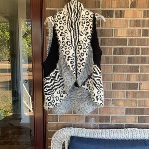 NWT Spence Black & White Animal Print Sweater Vest, Size Medium